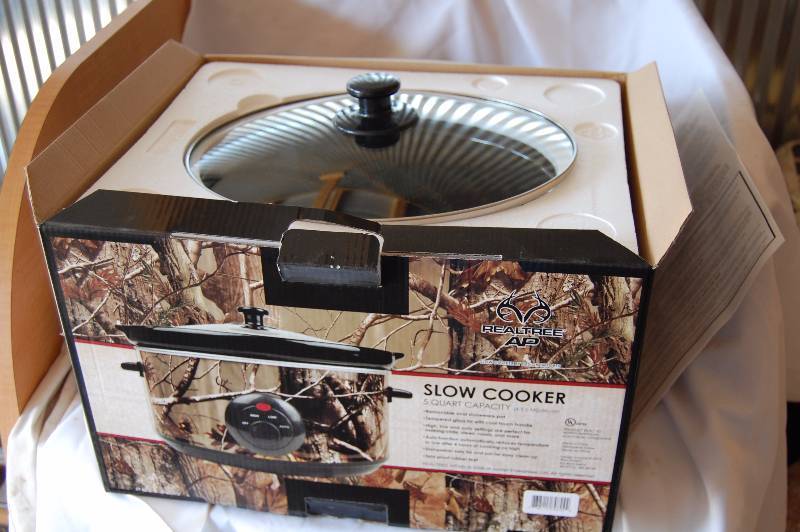 lot 11 image: Realtree Slow Cooker