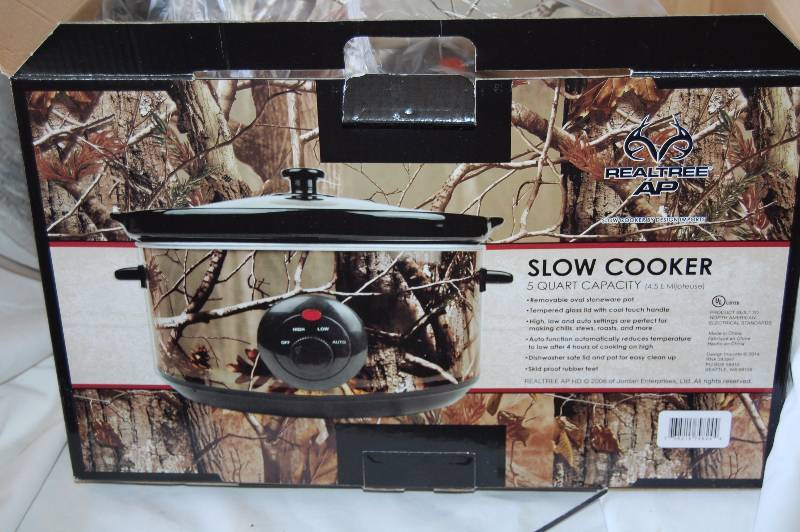 lot 12 image: Realtree Slow Cooker