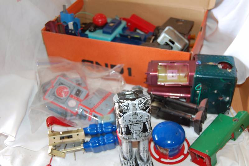 lot 19 image: Box of Toy Robot Parts