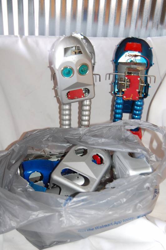 lot 21 image: Box of Toy Robot Parts