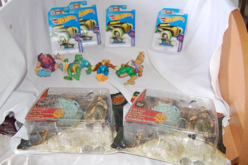 lot 22 image: Toy Cars and Figurines