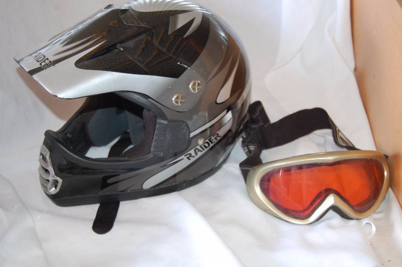 lot 30 image: Motorcyle Helmet and Ski Goggles