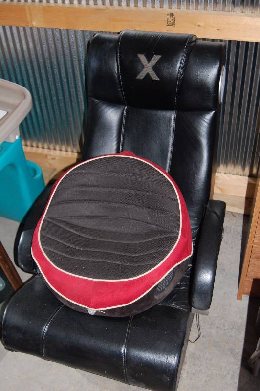 lot 61 image: Gaming Chairs
