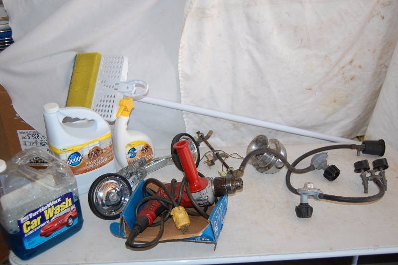 lot 92 image: Cleaning Supplies and Garage Items
