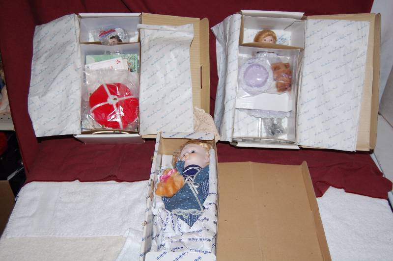 lot 129 image: Dolls