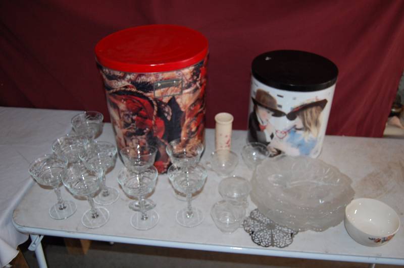 lot 149 image: Dishware and Decorative Tins