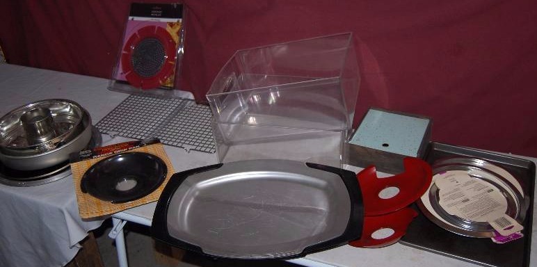 lot 162 image: Oven Range Drip Pans, Crisper Drawers and Kitchen Accessories