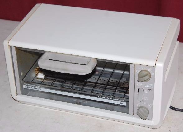 lot 173 image: Black and Decker Toaster Oven