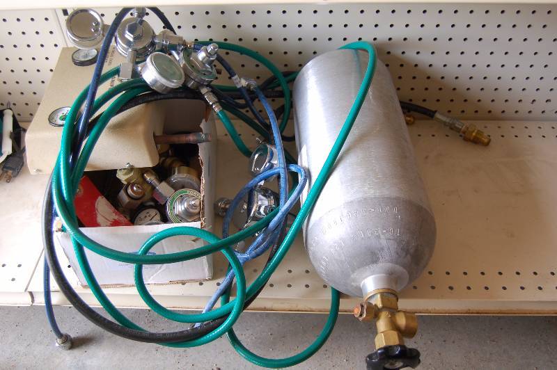 lot 282 image: Gas Tank, Air Regulators, and a N2O Mixer System