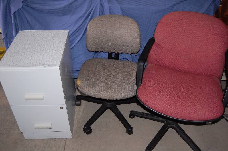 lot 305 image: Office Chairs and File Cabinetq