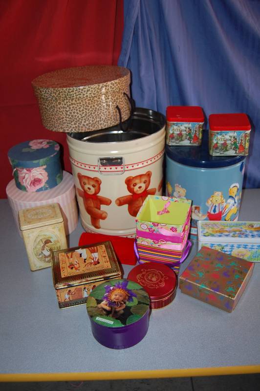 lot 323 image: Tins and Gift Boxes