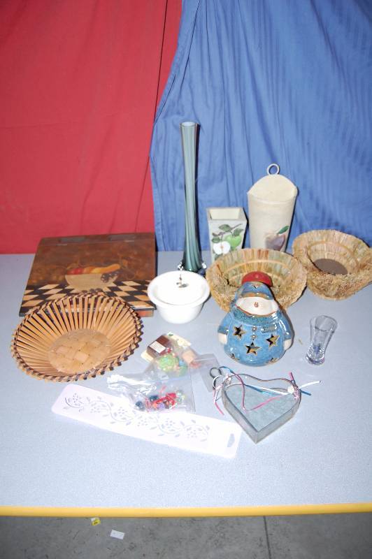 lot 324 image: Home Decor