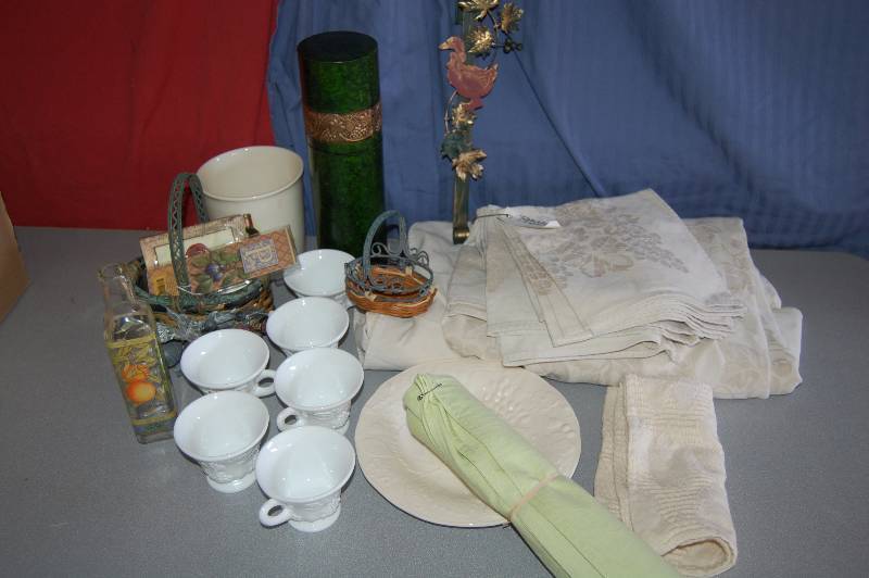 lot 326 image: Wine Themed Home Decor