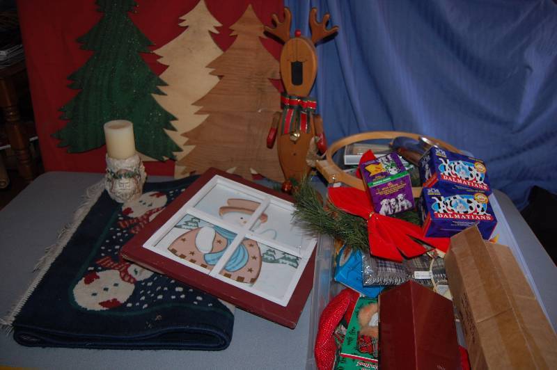lot 329 image: Holiday Home Decore