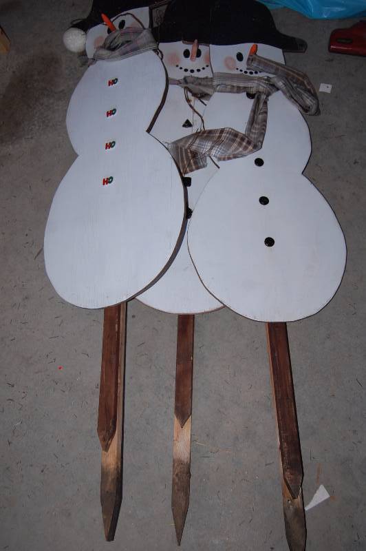 lot 330 image: Snowman Lawn Decorations