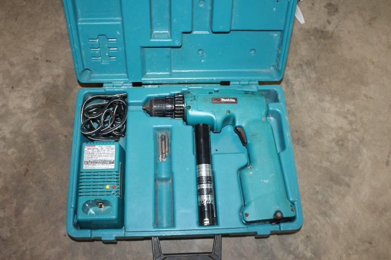 lot 31 image: Makita 12V Cordless Drill w Carry Case, Charger, Accessories