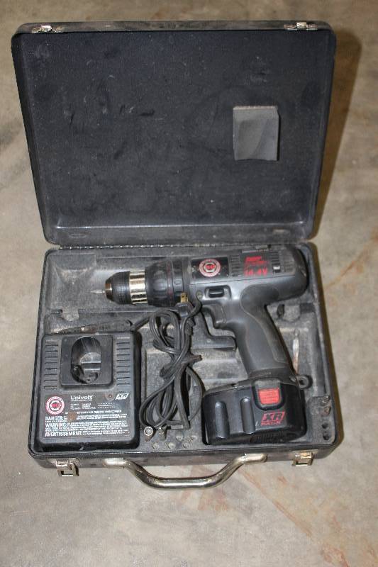lot 33 image: Black & Decker 14.4V Cordless Drill w Battery Pack, Carry Case