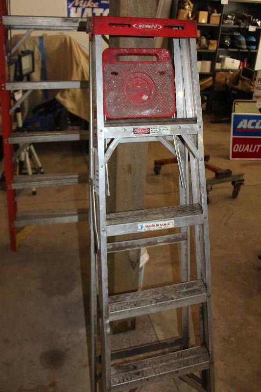 lot 110 image: Werner Saf-T-Master Type III Household 200lbs. Model 355 5ft. Aluminum Ladder