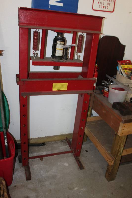 lot 8 image: Hydraulic Press Bench