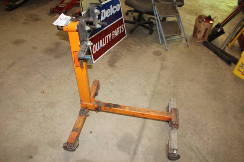 lot 73 image: Heavy Duty 1000lb Engine Stand