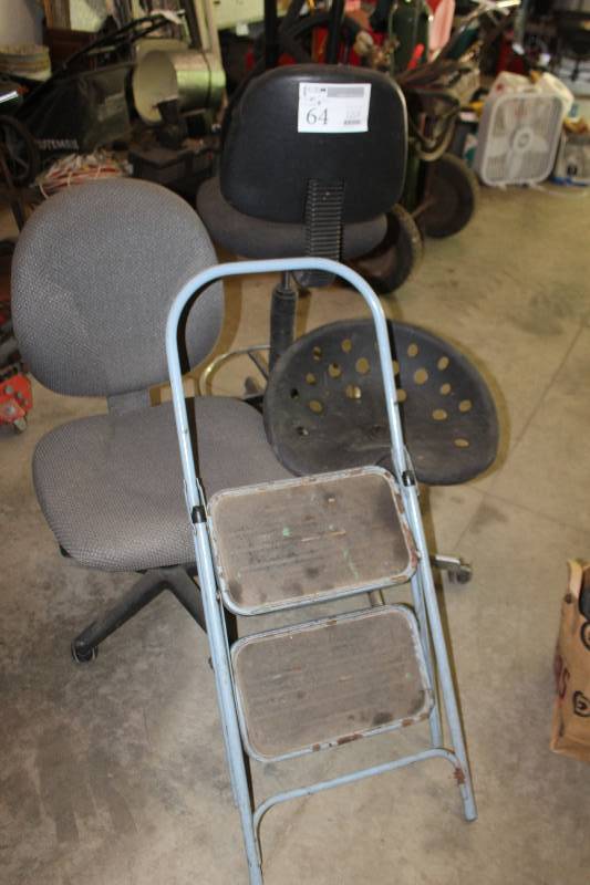 lot 64 image: Lot of (4) Step Ladder, Seat w Wheels