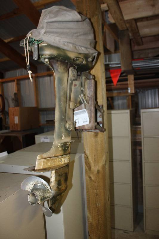 lot 147 image: 9.8 Mercury Motor w Propellor