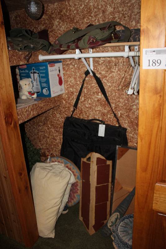 lot 189 image: Suitcases, Hangars, Decorations, Blender