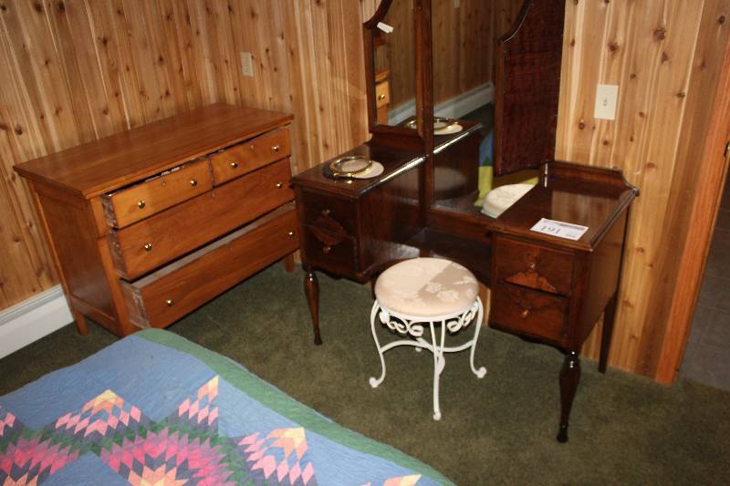 lot 191 image: Make-up Desk w Folding 3-Panel Mirror, Make-up Desk Chair, 4-Drawer Wood Dresser