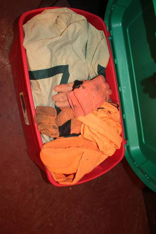lot 218 image: Hunting Gear, Plastic Storage Bin w Lid