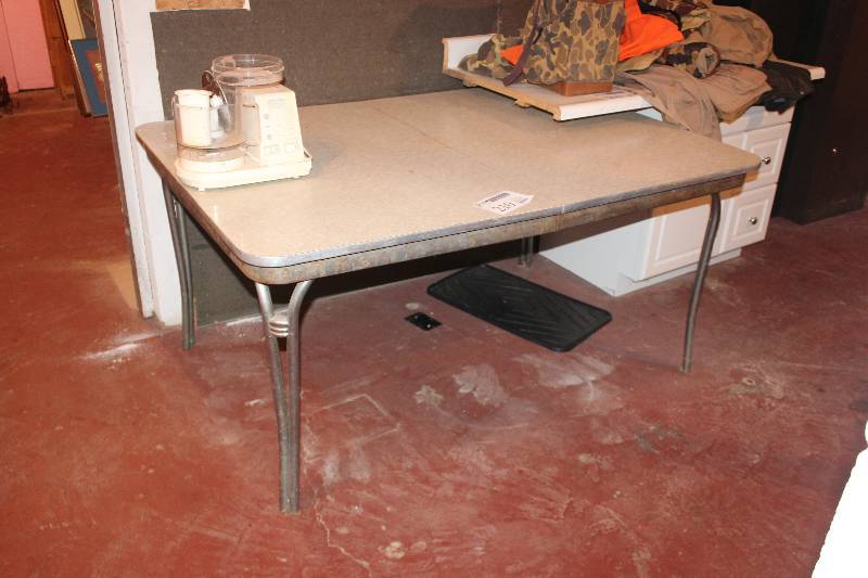 lot 210 image: Kitchen Table