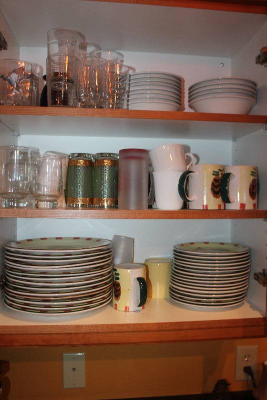 lot 223 image: Glasses, Mugs, Plates, Rooster Themed Dishware
