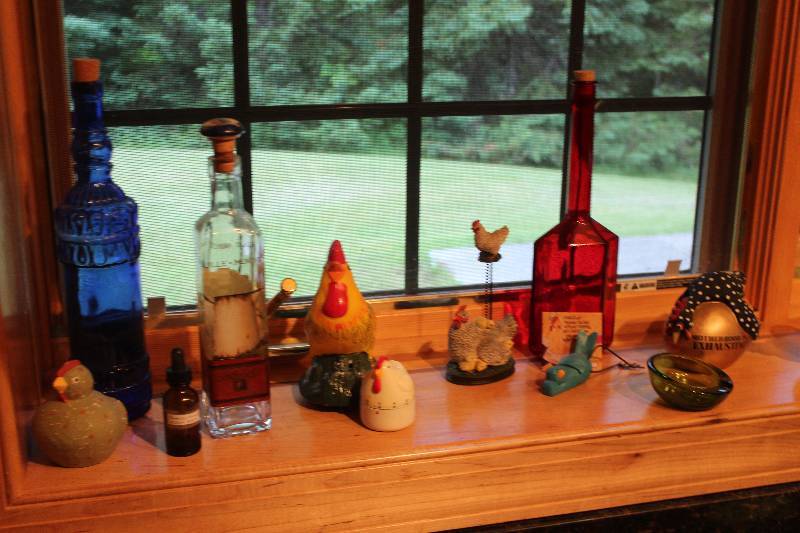 lot 236 image: Contents Top & Window Sill Lot Rooster Table Decorations