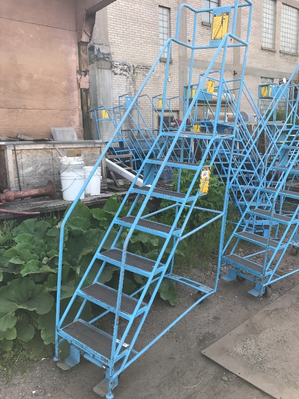 Metal safety ladder