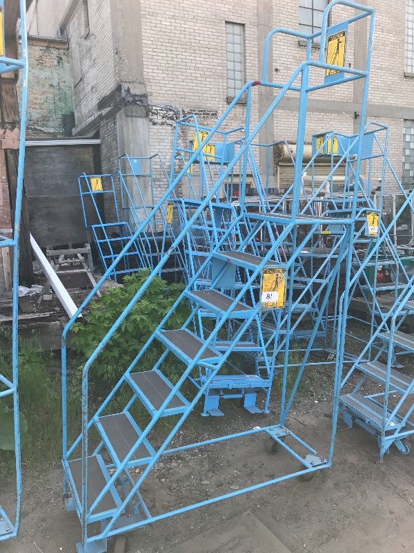 Metal safety ladder