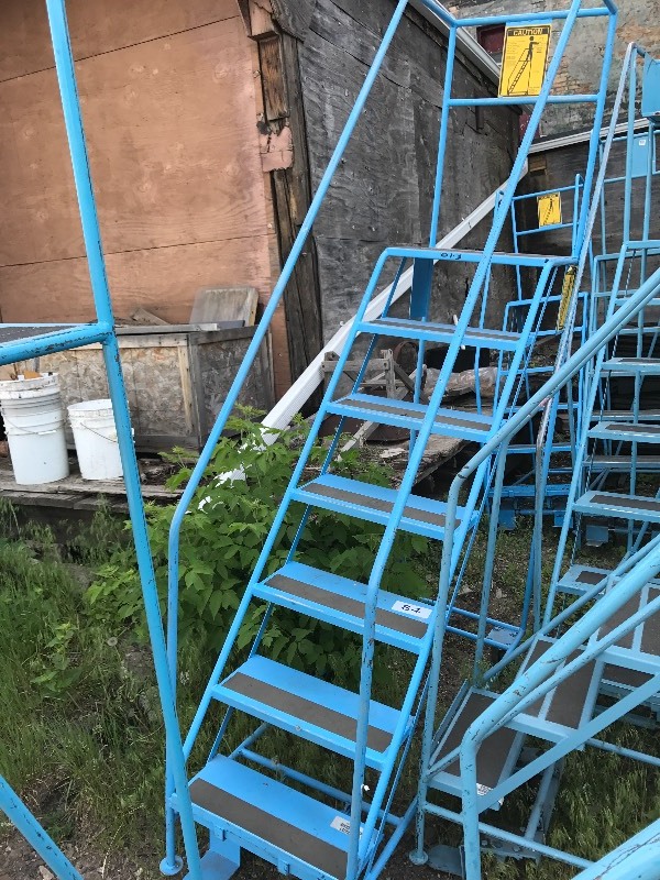 Metal safety ladder