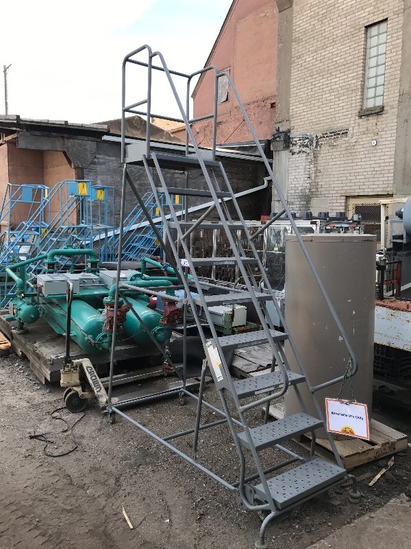 Metal safety ladder