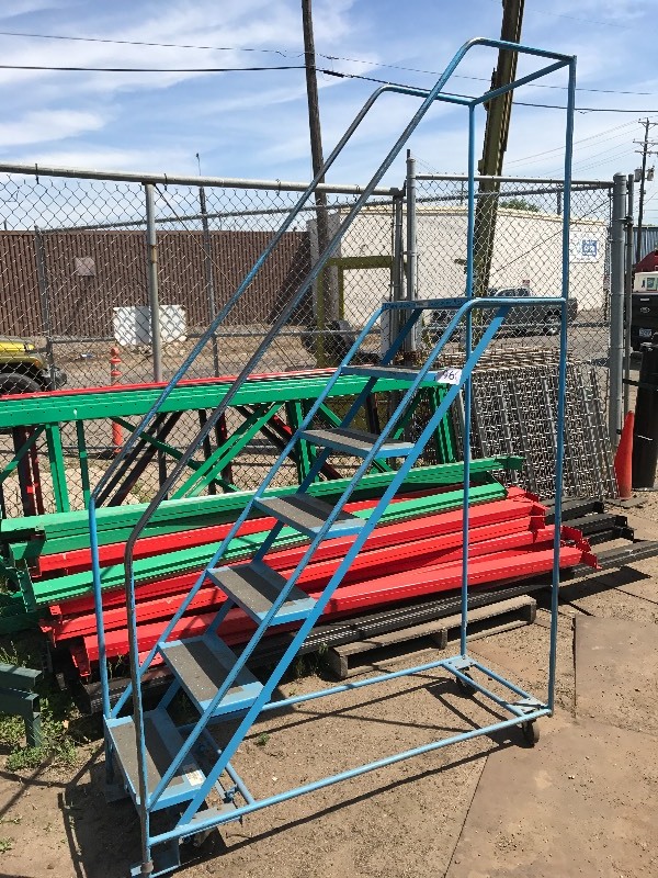 Metal safety ladder