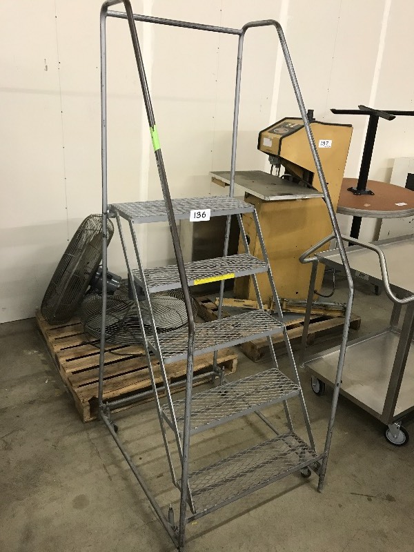 Metal safety ladder