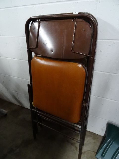 lot 12 image: 4 metal folding chairs