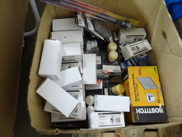 lot 19 image: Box of misc