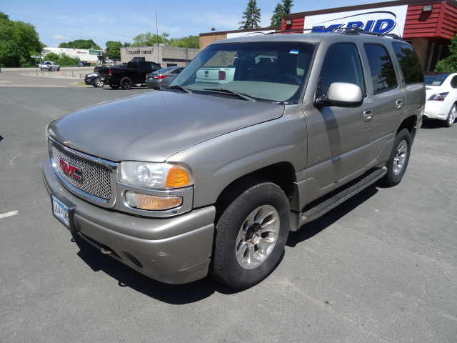 lot 1 image: 2001 GMC Yukon Denali