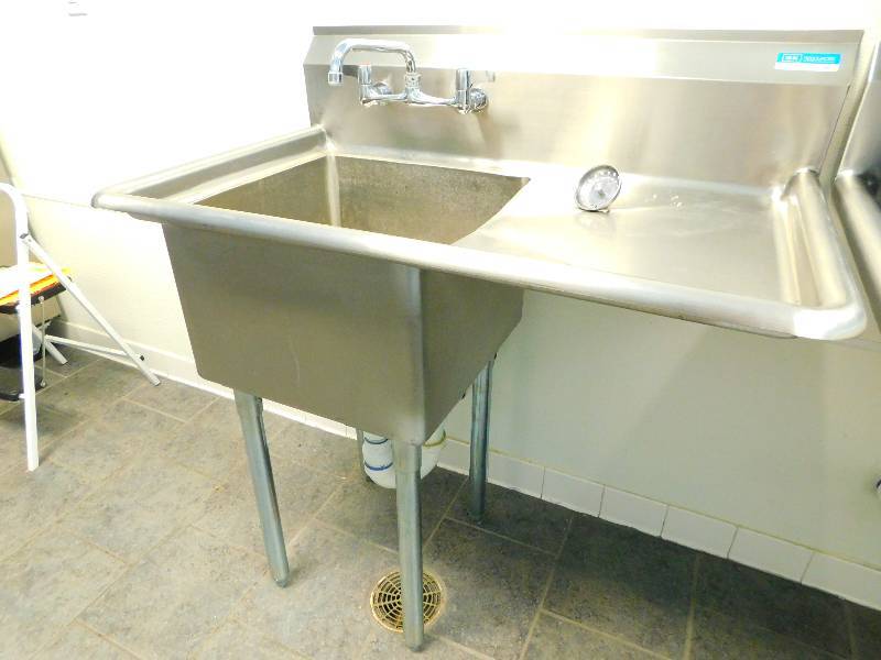 lot 204 image: NSF STAINLESS WASH SINK