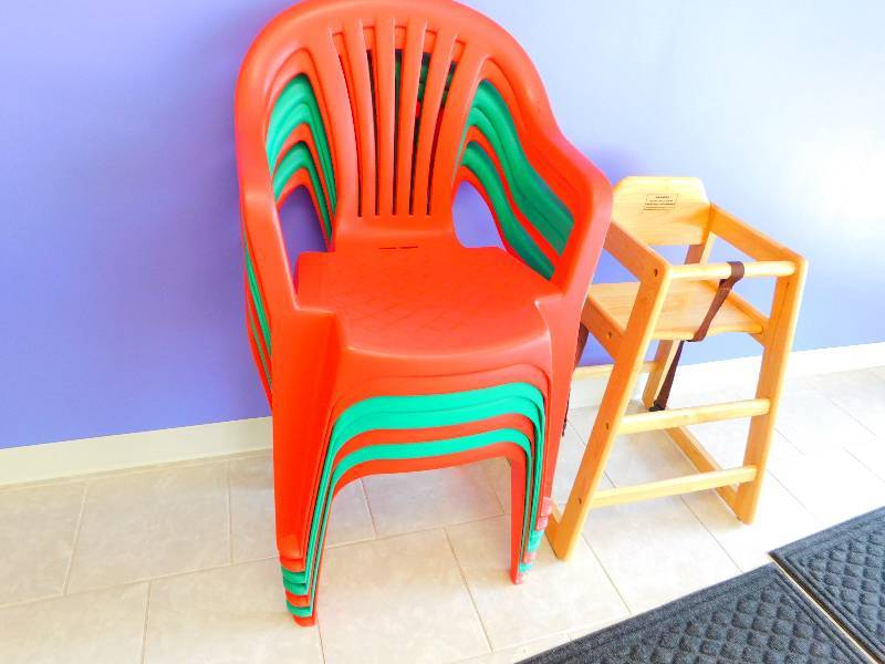 lot 251 image: PLASTIC CHAIRS AND ONE HIGH CHAIR