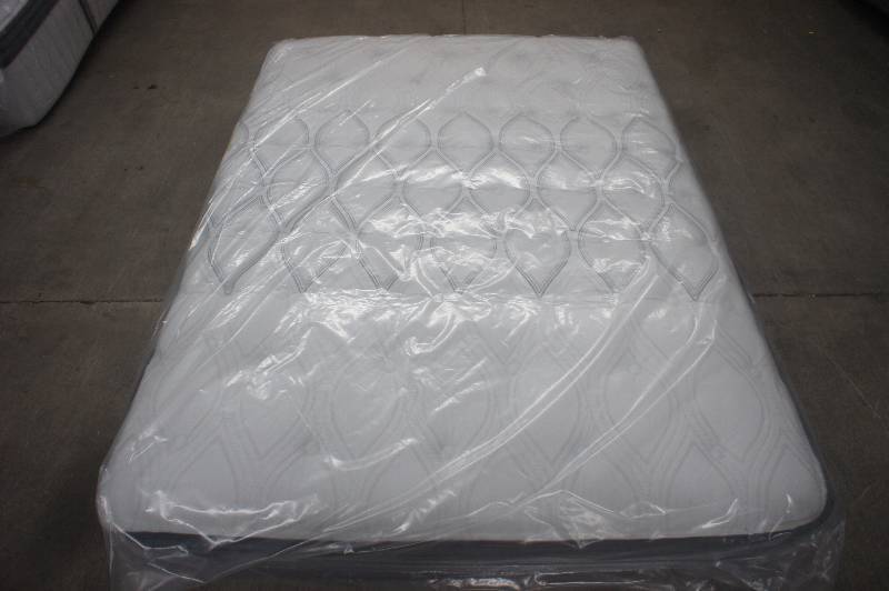lot 26 image: New Queen Size Sealy - Volotera Dream Plush Euro Top - Queen Size Mattress Mattress - MSRP $ 1599.99
