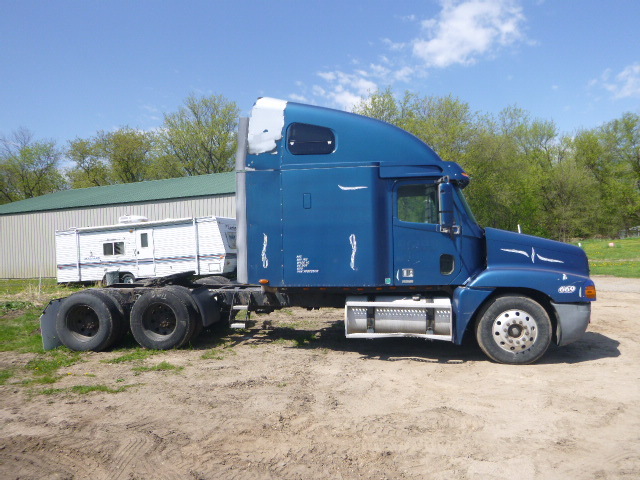 lot 2 image: 2000 Freightliner Century Semi Truck