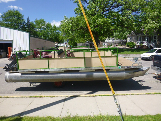 lot 1 image: 1984 Leisure IS Pontoon and 1999 Homemade Trailer