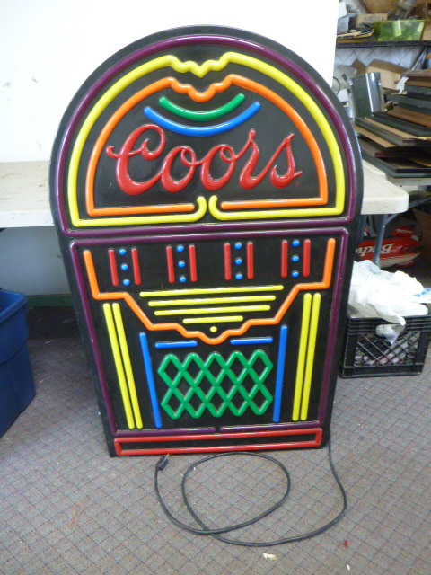 lot 7 image: Coors Light Sign