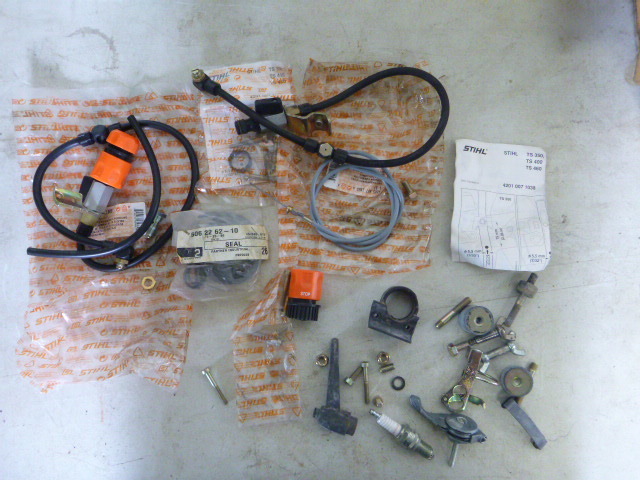 lot 27 image: Miscellaneous Saw Parts