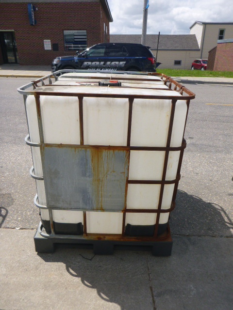 lot 60 image: 275 Gallon Tote