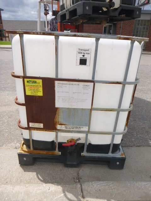 lot 57 image: 275 Gallon Tote